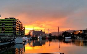 Waterside Living - Hausboot Linz